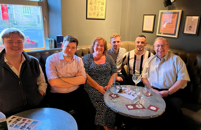 Pub Quiz raises funds for Friends of Charlesworth School