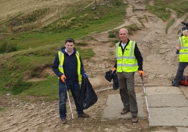 MP joins ‘extreme litter-pick' with Peak District Rangers