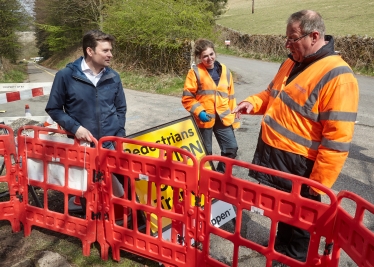 Robert Largan MP visits broadband build as speeds set to bounce near historic Derbyshire dam